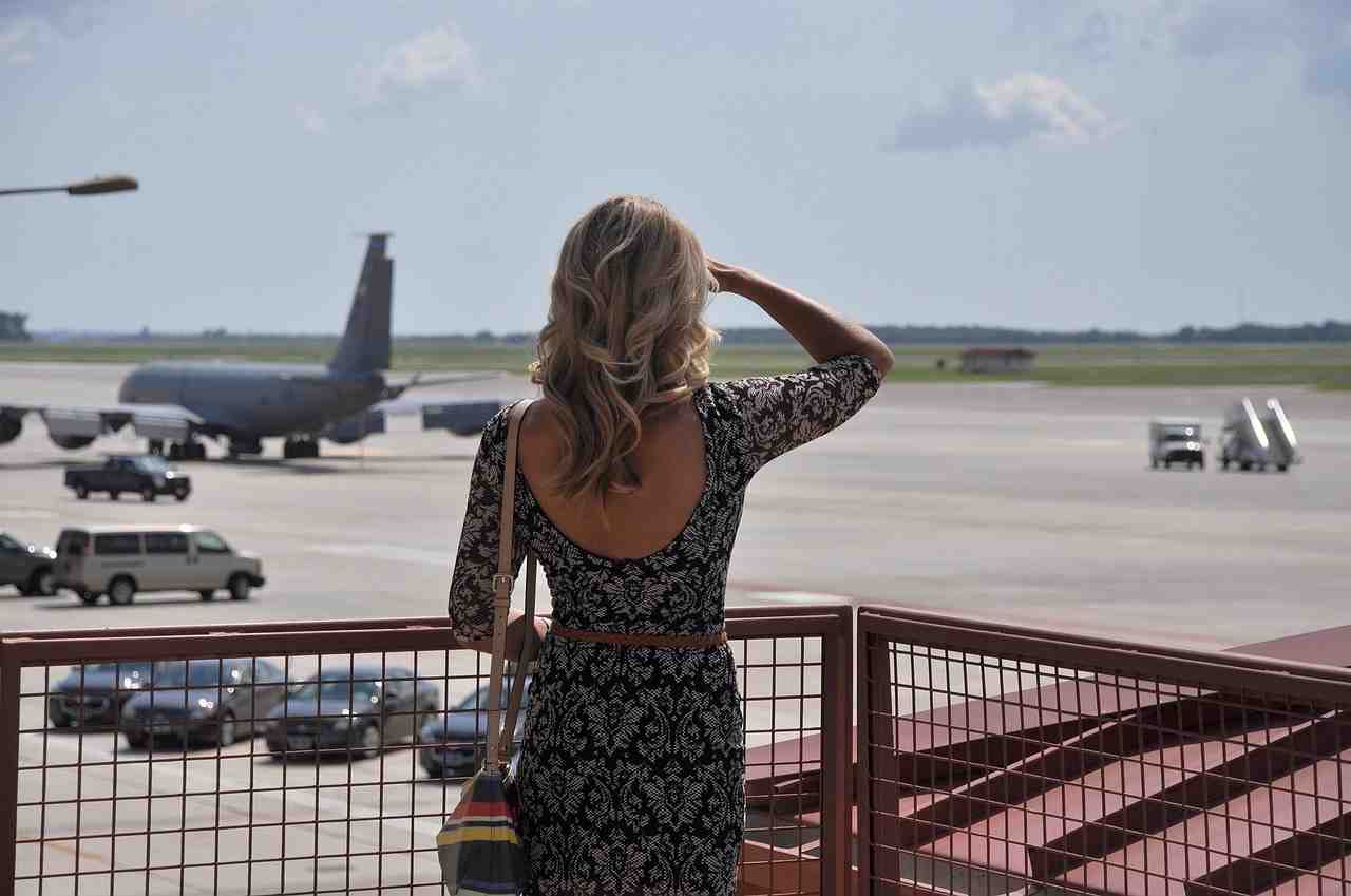 femme regarder, aéroport, en attente